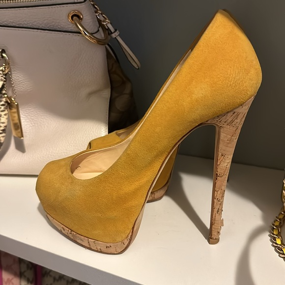 Good condition. The color is more like mustard yellow. - Picture 3 of 3